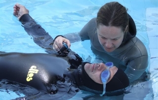 Emma Farrell coaching static apnea in a pool