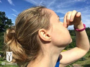 Emma Farrell reverse lung packing for freediving demonstration drawing air into the mouth