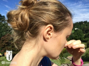 Emma Farrell reverse lung packing for freediving demonstration expelling air