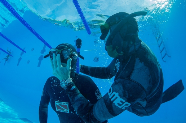 Beginners Guide to Freediving -Avoiding Black Outs in Freediving - Students practice underwater rescue scenarios during a freediving course