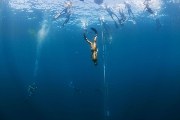 Beginners Guide to Freediving - finning techniques for freediving - Alexey Molchanov in bi-fins. Photo © Logan-Mock Bunting