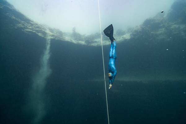 Beginners guide to freediving Using a monofin for Freediving Aolin Wang from China diving with a Monofin at Vertical Blue 2016 (photo by Daan Verhoeven)