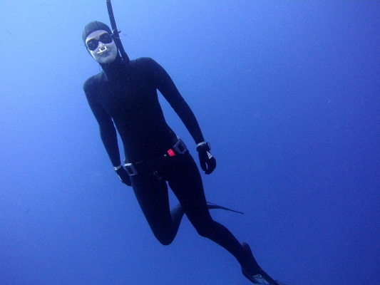 Hektometer goggles review - go freediving - Emma testing the goggles