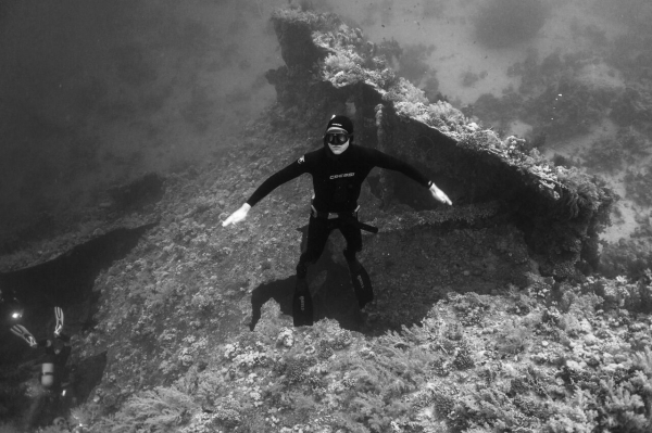 Go freediving - freediving and photography - Lance Sagar - b&w